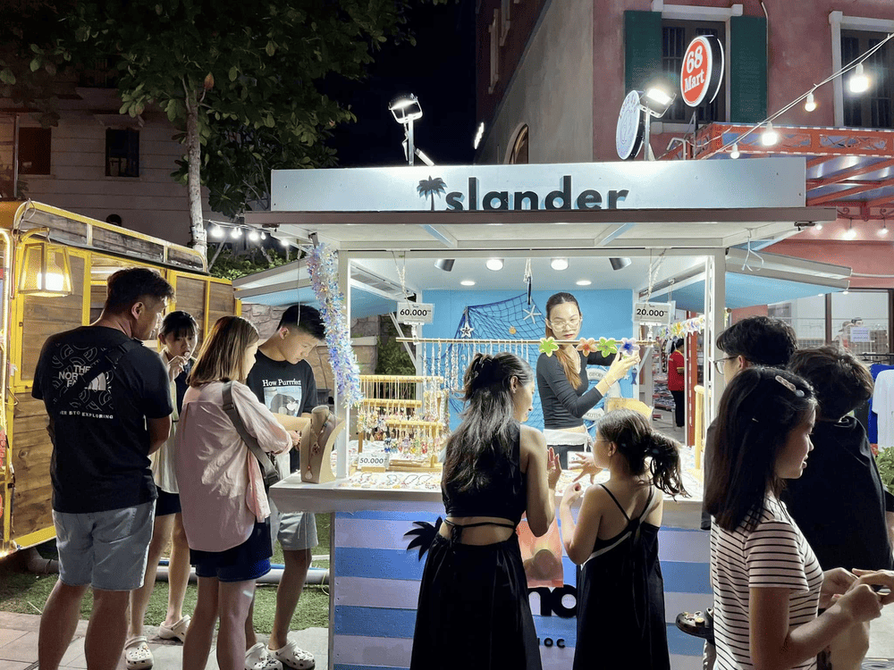 Residents and street bands often perform at the market, bringing vibrant energy and a festive atmosphere to the lively night scene (Source: Sun World Hon Thom)